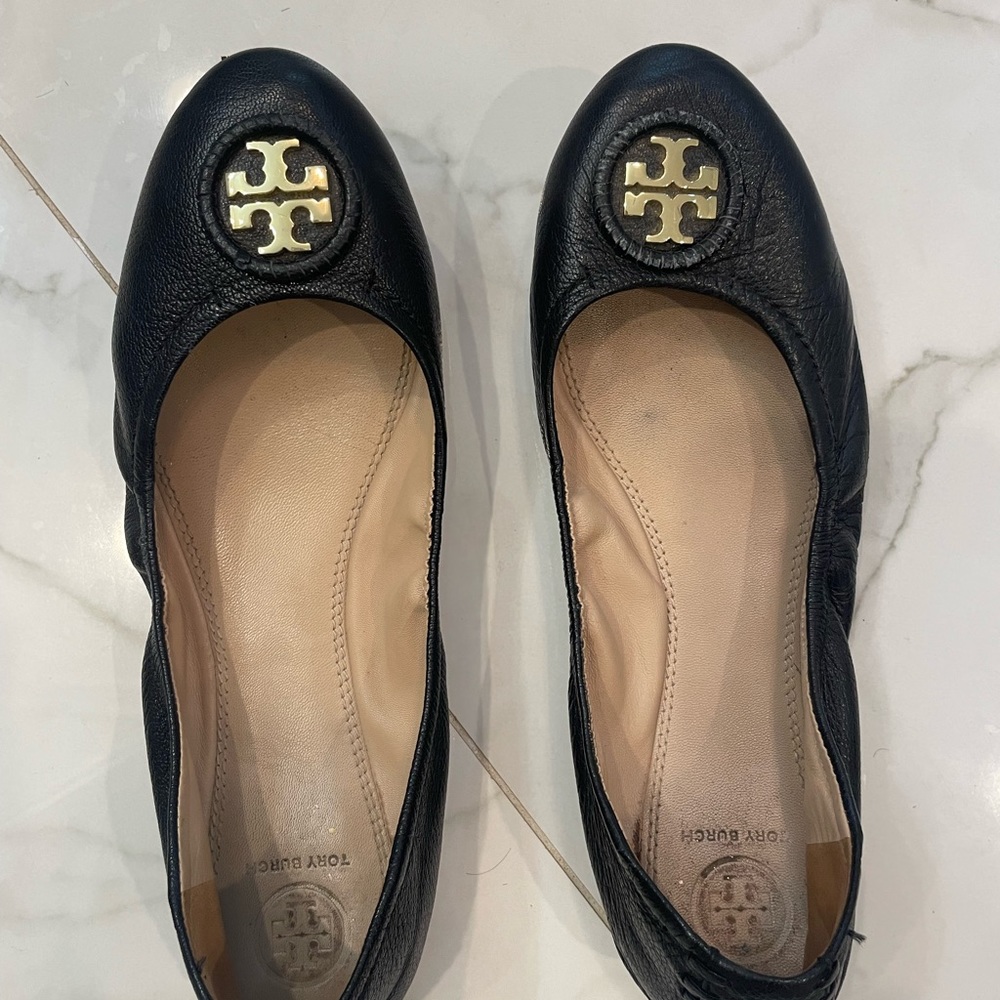 Pre-owned. Tory Burch black leather ballet flats. Size 8.5